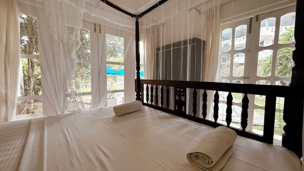 Canberra Holidays - Mirissa Deluxe Double Room, Patio, Pool View 3