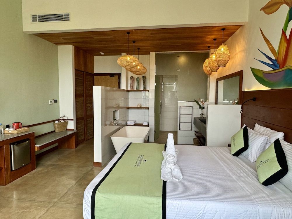 Coastline Mirissa Boutique hotel and spa Deluxe Room 4