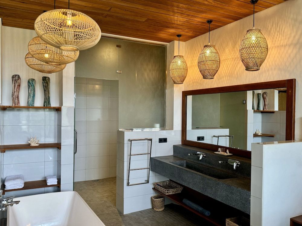 Coastline Mirissa Boutique hotel and spa Deluxe Room 8