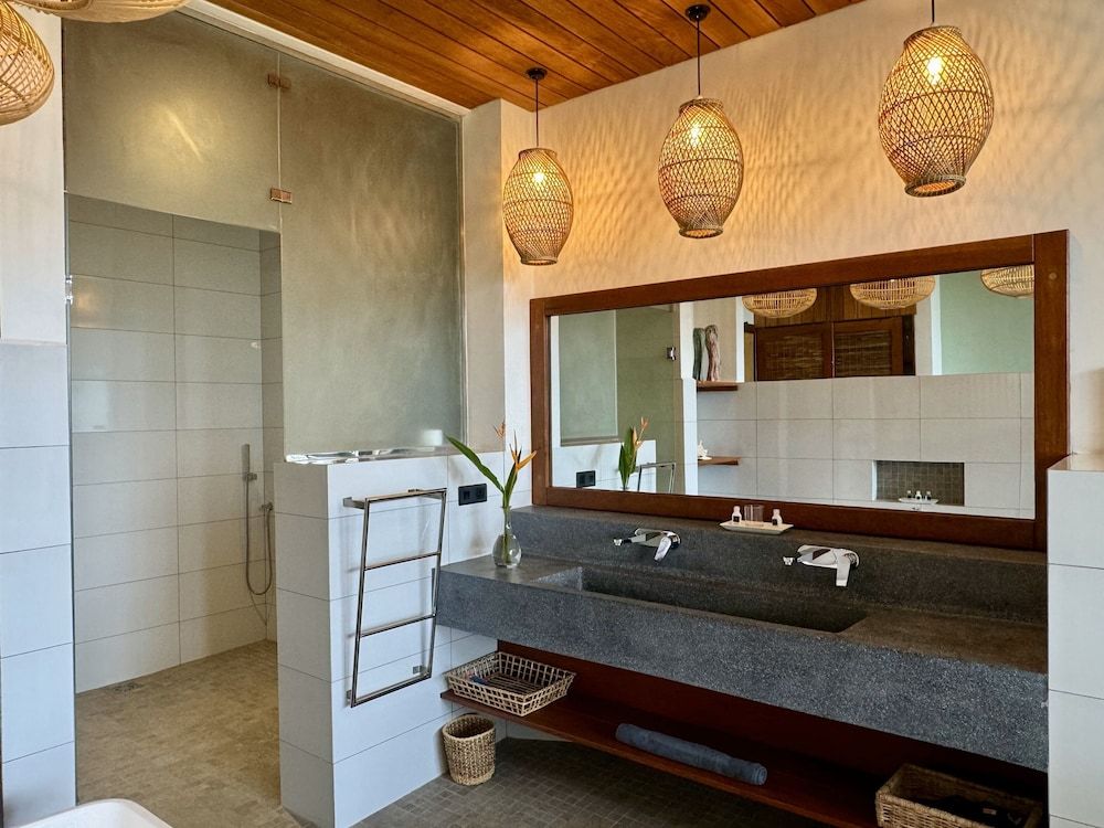 Coastline Mirissa Boutique hotel and spa Deluxe Room 10