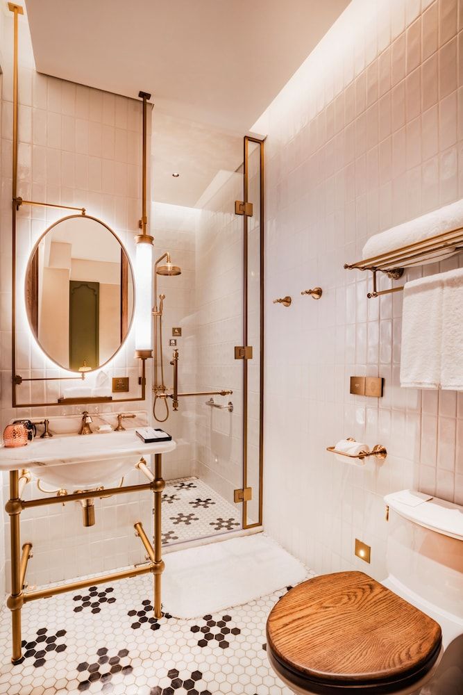 Hotel Central Classic Room, 2 Twin Beds, City View 5