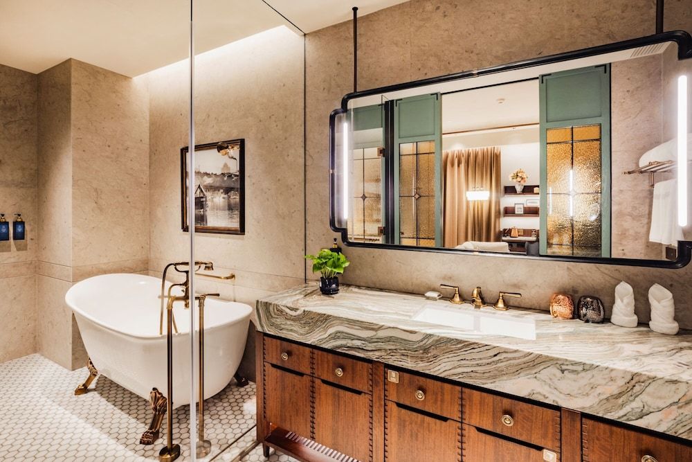 Hotel Central Deluxe Room, 1 Queen Bed, City View 3