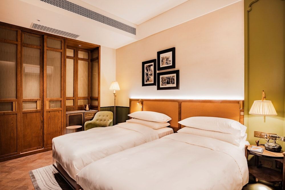 Hotel Central Classic Room, 2 Twin Beds, City View 4