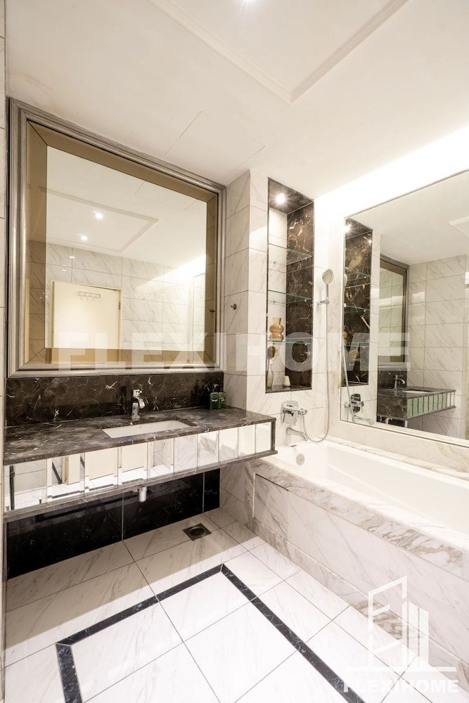 Design Studio Suite, 1 Queen Bed, Non Smoking, Bathtub