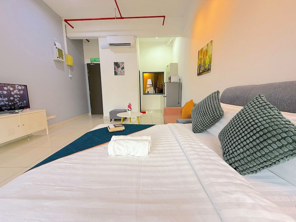 Comfort Studio Suite, 1 Queen Bed, Microwave, Mountain View