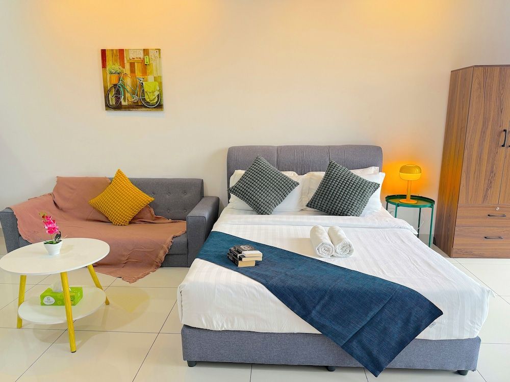 Comfort Studio Suite, 1 Queen Bed, Microwave, Mountain View