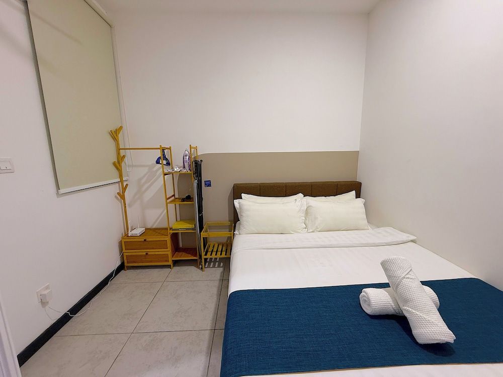 Deluxe Suite, 1 Queen Bed, Non Smoking, Private Bathroom
