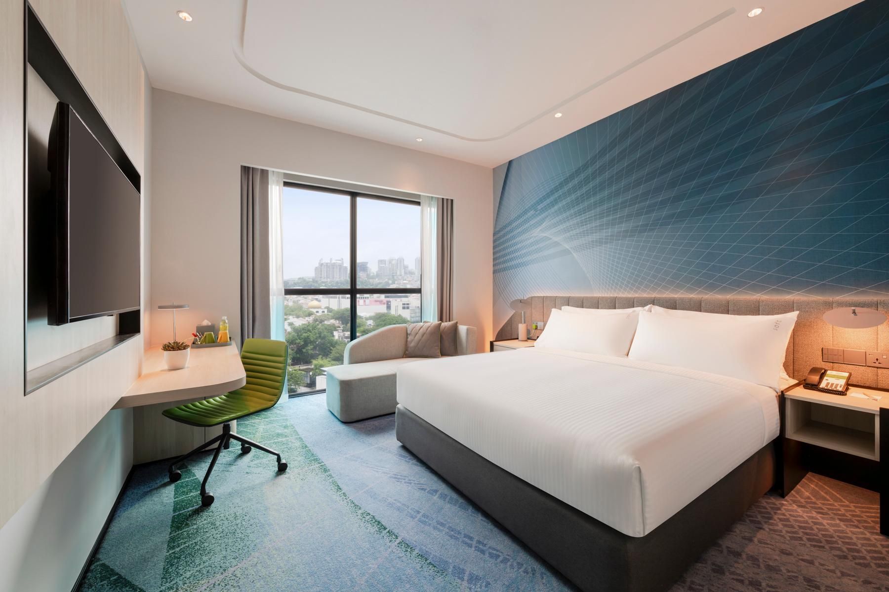1 King Standard Accessible Room