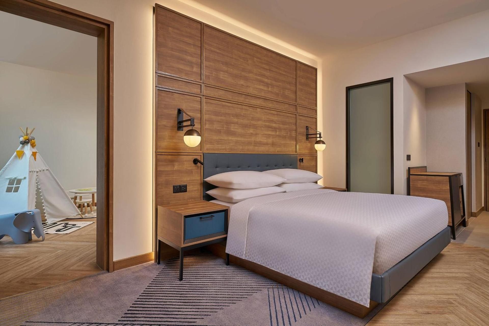 Family, 2 Bedroom Suite, Bedroom 1: 1 King, Bedroom 2:, Trundle beds: 2, City view