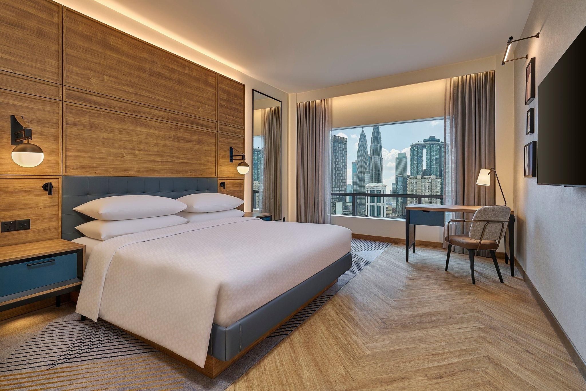 Deluxe Guest Room, 1 King, Twin Towers View
