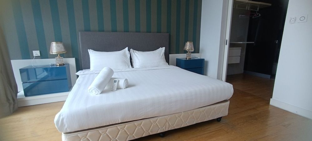 Deluxe Apartment, 1 King Bed, Pool Access, City View