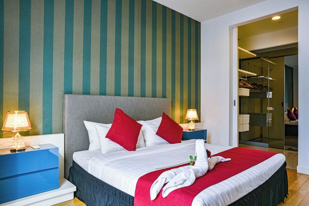 Executive Suite, 1 King Bed, Pool Access, City View