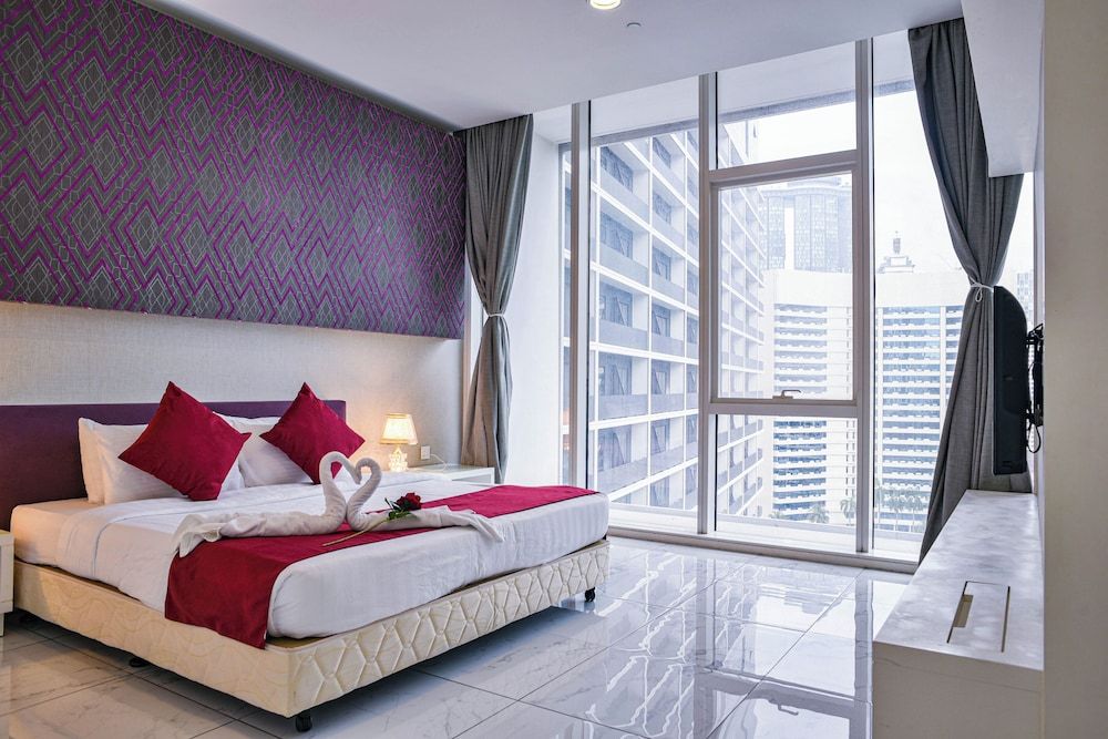 Executive Suite, 1 King Bed, Pool Access, City View