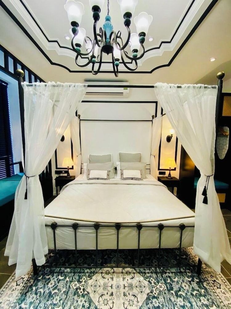 Honeymoon Suite