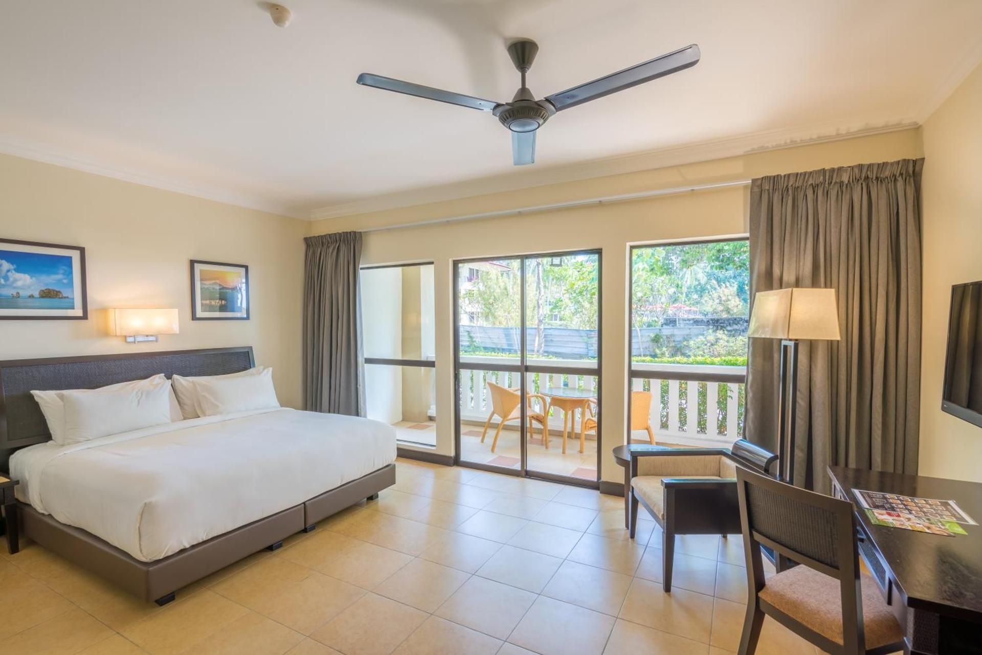 Deluxe King - Beach Wing