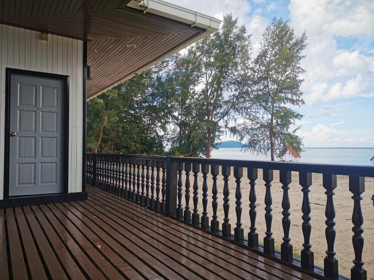 Superior Seafront Bungalow