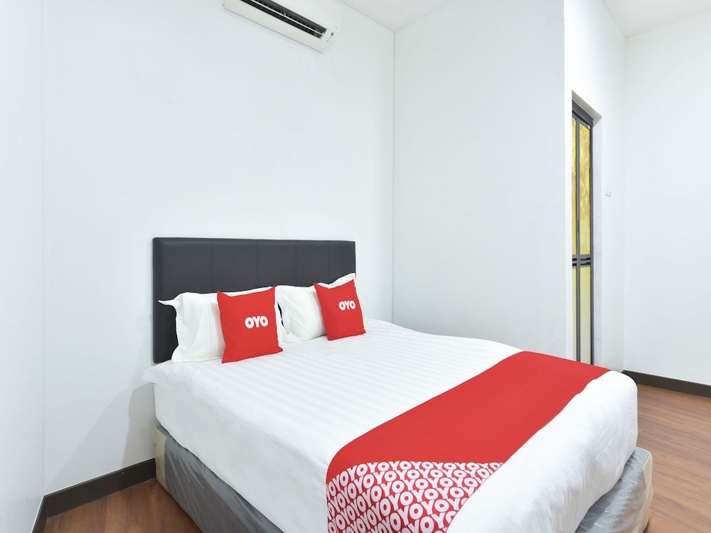 OYO 90869 Hotel Madeena Inn Standard Double Room, 1 Queen Bed 3