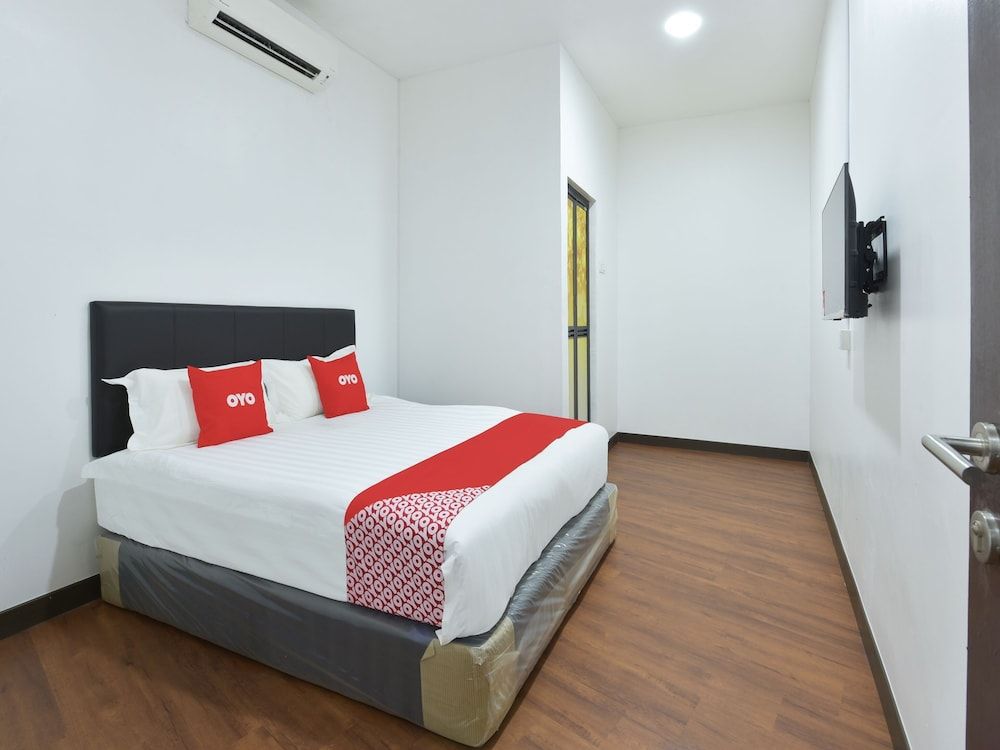 OYO 90869 Hotel Madeena Inn Standard Double Room, 1 Queen Bed