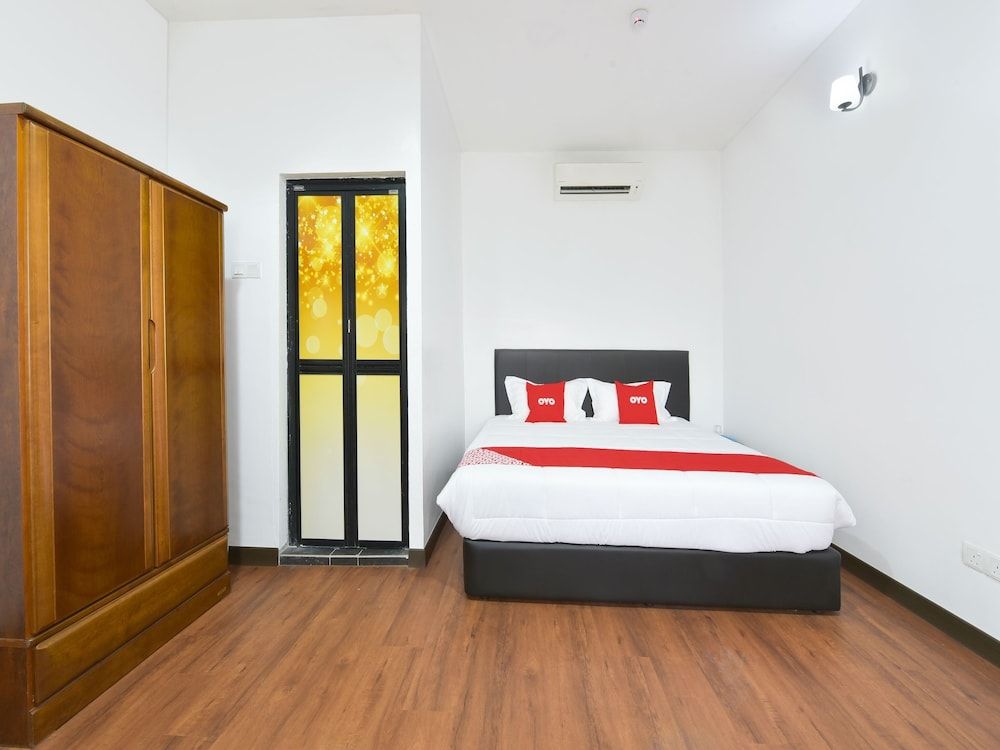 OYO 90869 Hotel Madeena Inn 