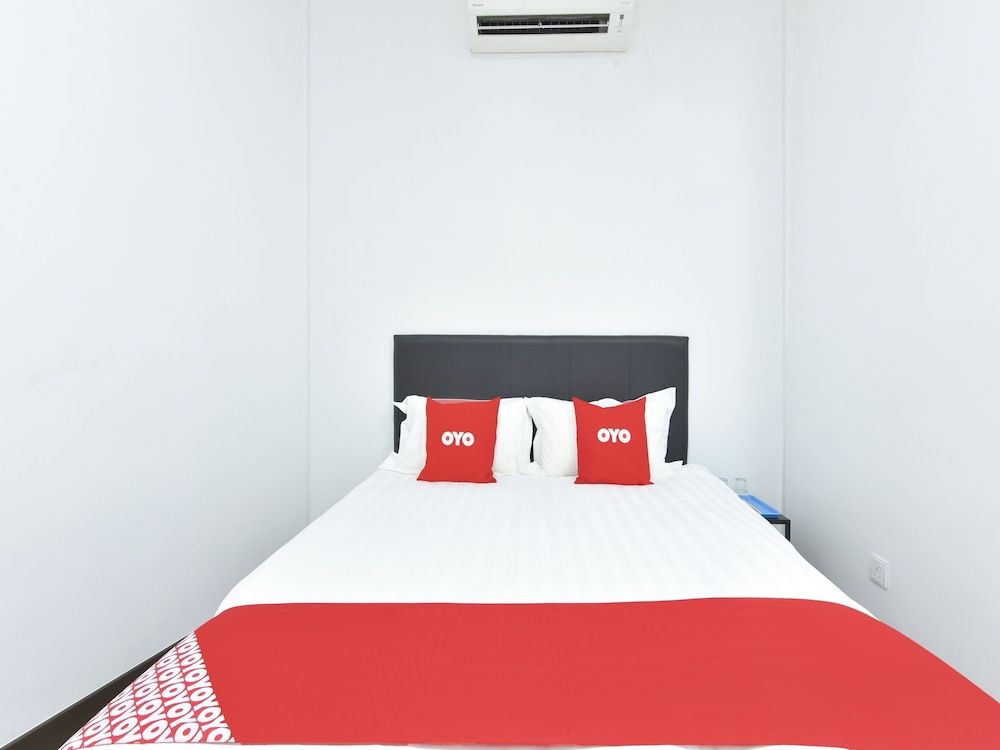 OYO 90869 Hotel Madeena Inn Standard Double Room, 1 Queen Bed 3