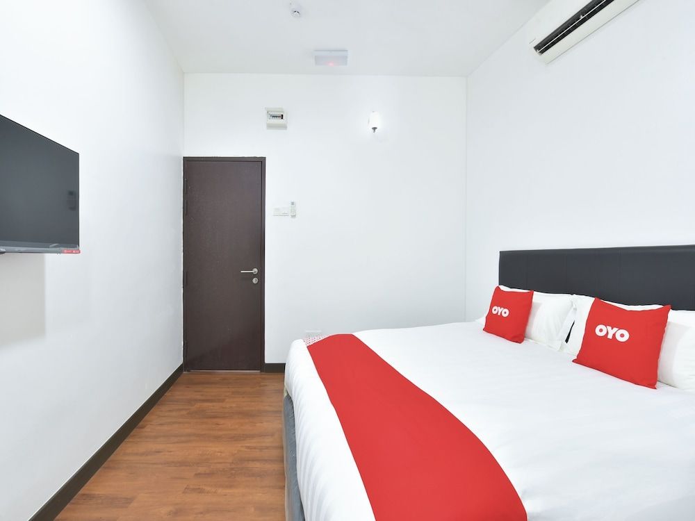 OYO 90869 Hotel Madeena Inn Standard Double Room, 1 Queen Bed 2