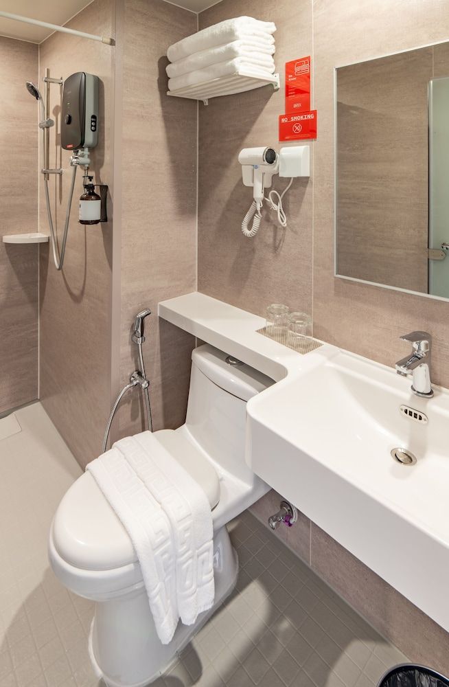 BRIX KLIA By Pinetree Comfort Double Room 4