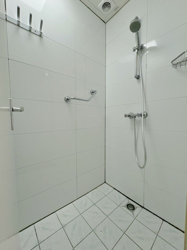 CS Hotel Economy Double Room, Shared Bathroom 3