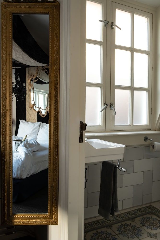 Rosalia's Menagerie InnUpstairs Double Room, 1 King Bed, Courtyard View 7
