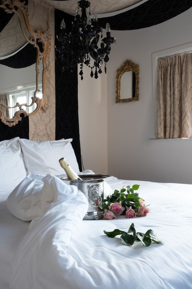 Rosalia's Menagerie InnUpstairs Double Room, 1 King Bed, Courtyard View 2