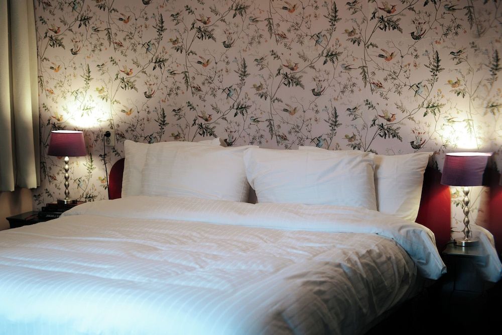 Rosalia's Menagerie InnUpstairs Double Room, 1 King Bed, Courtyard View 4