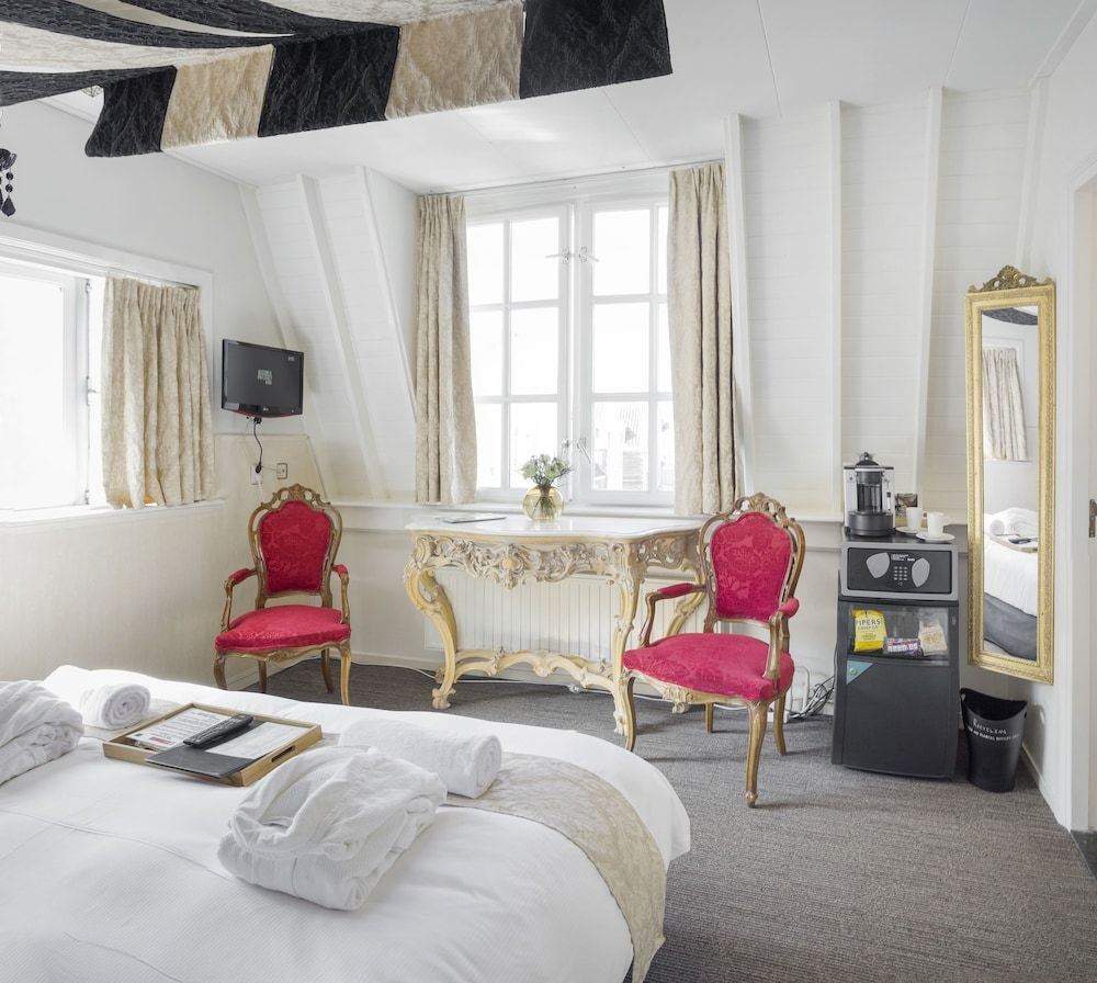 Rosalia's Menagerie InnUpstairs Double Room, 1 King Bed, Courtyard View 3