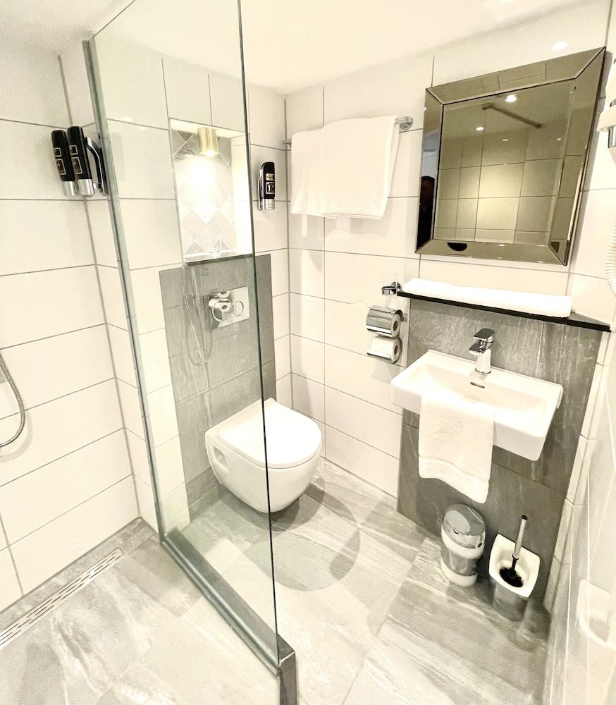 Hotel Oscar Deluxe Double or Twin Room 4