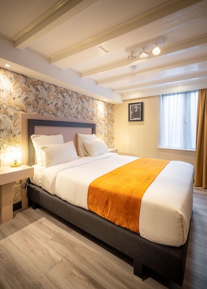 Hotel Oscar Deluxe Double or Twin Room 2