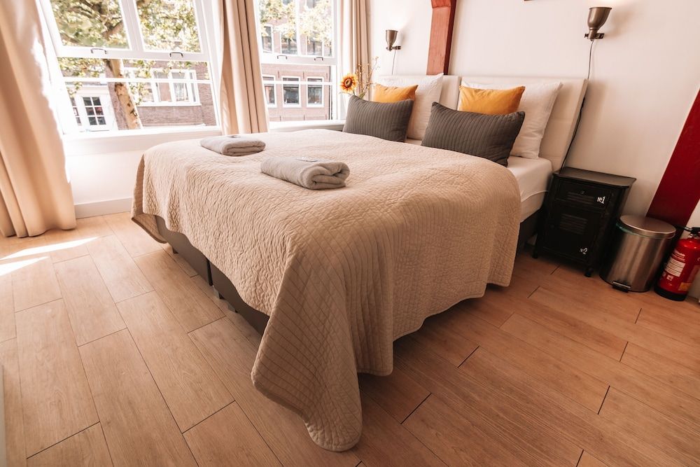 Sunflower Amsterdam Design Double Room, City View