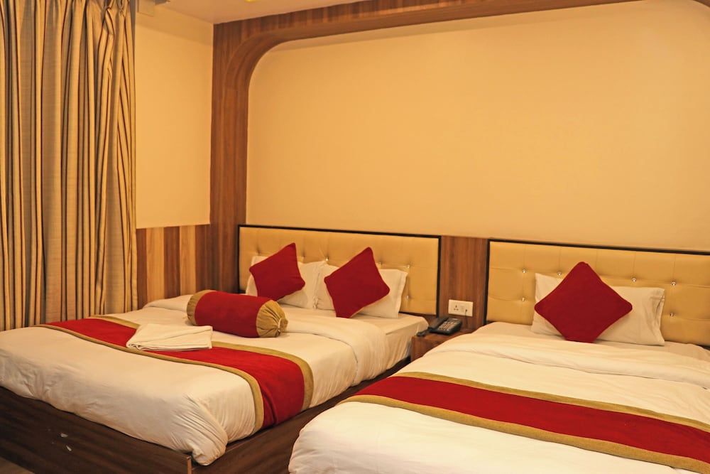 Hotel Airport Holiday Deluxe Double or Twin Room, Balcony, City View 22