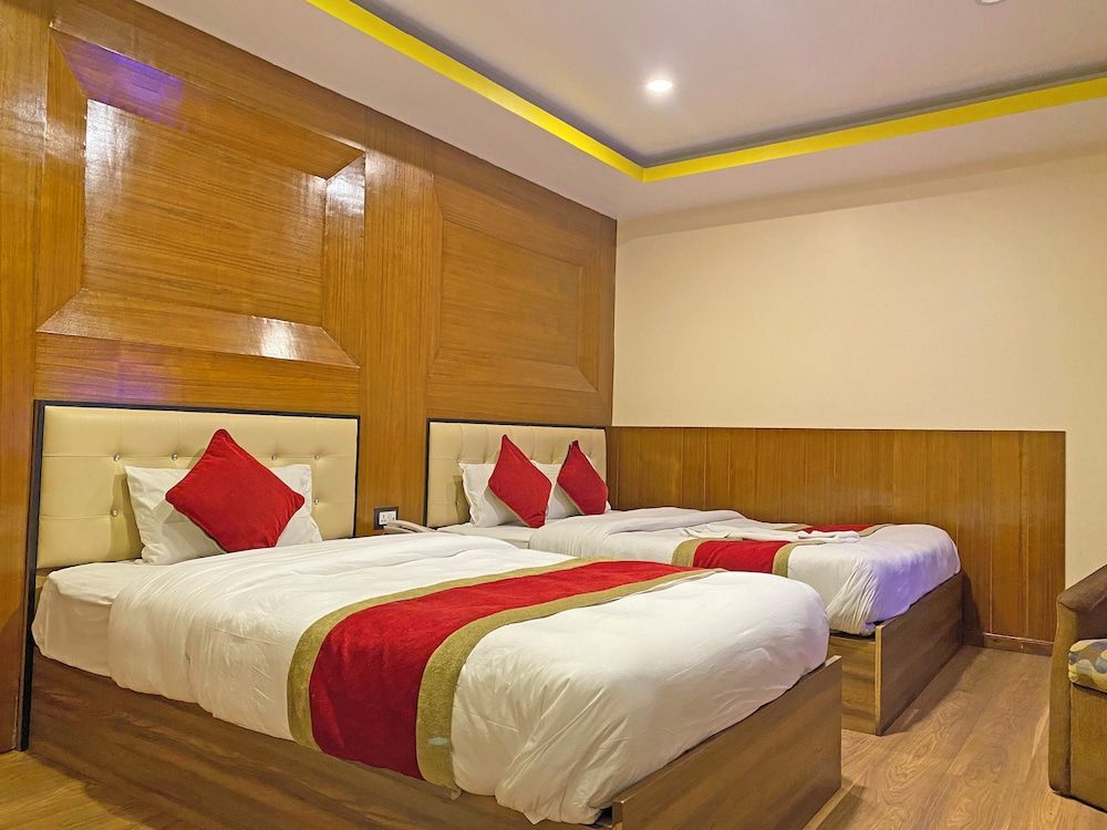 Hotel Airport Holiday Deluxe Double or Twin Room, Balcony, City View 9