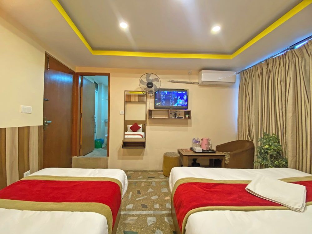 Hotel Airport Holiday Deluxe Double or Twin Room, Balcony, City View 34