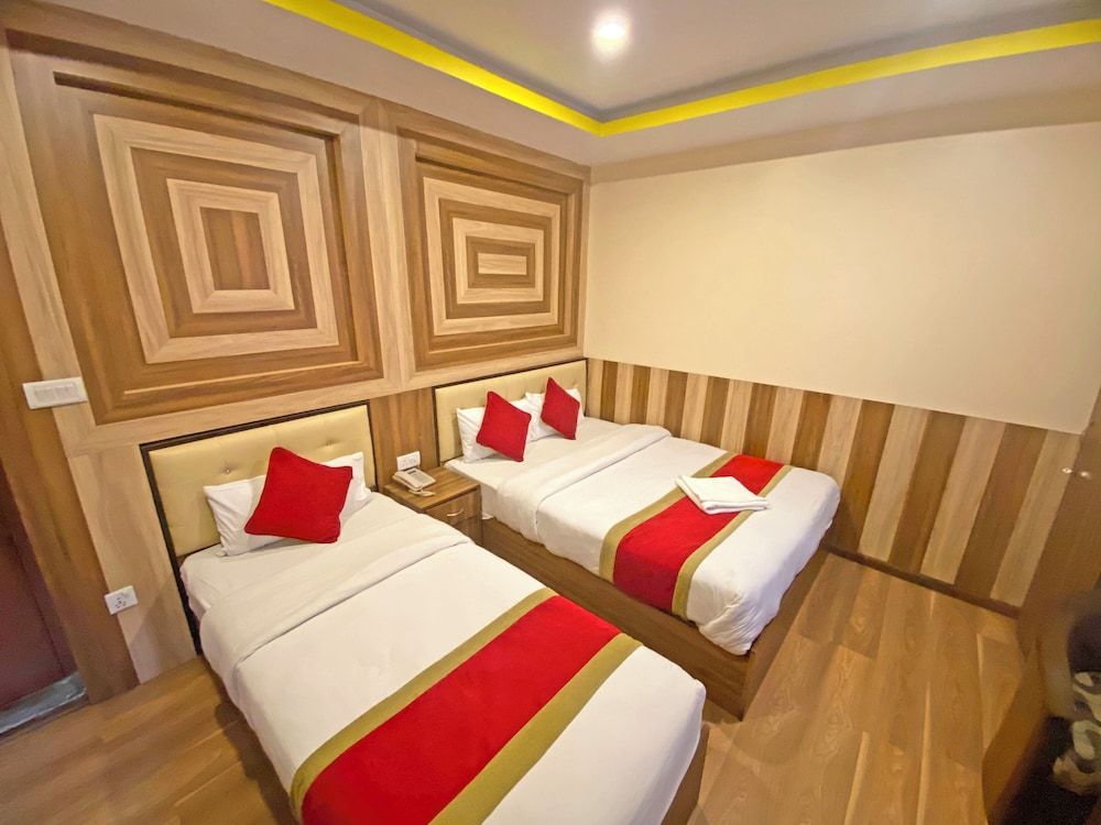 Hotel Airport Holiday Deluxe Double or Twin Room, Balcony, City View 10