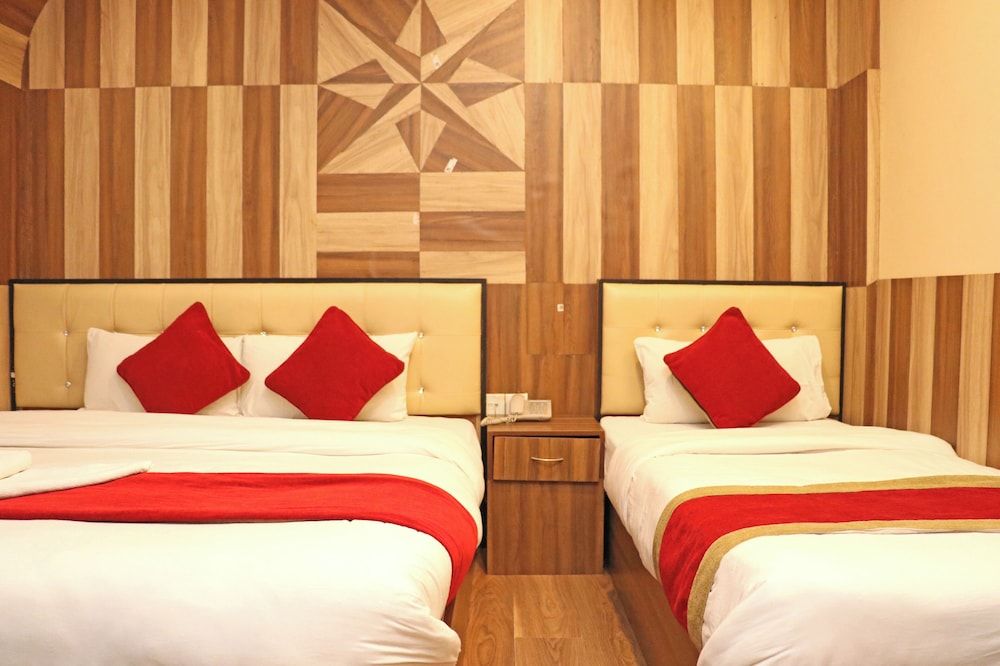 Hotel Airport Holiday Deluxe Double or Twin Room, Balcony, City View 28