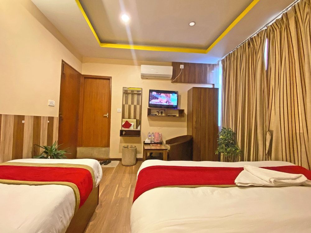 Hotel Airport Holiday Deluxe Double or Twin Room, Balcony, City View 11
