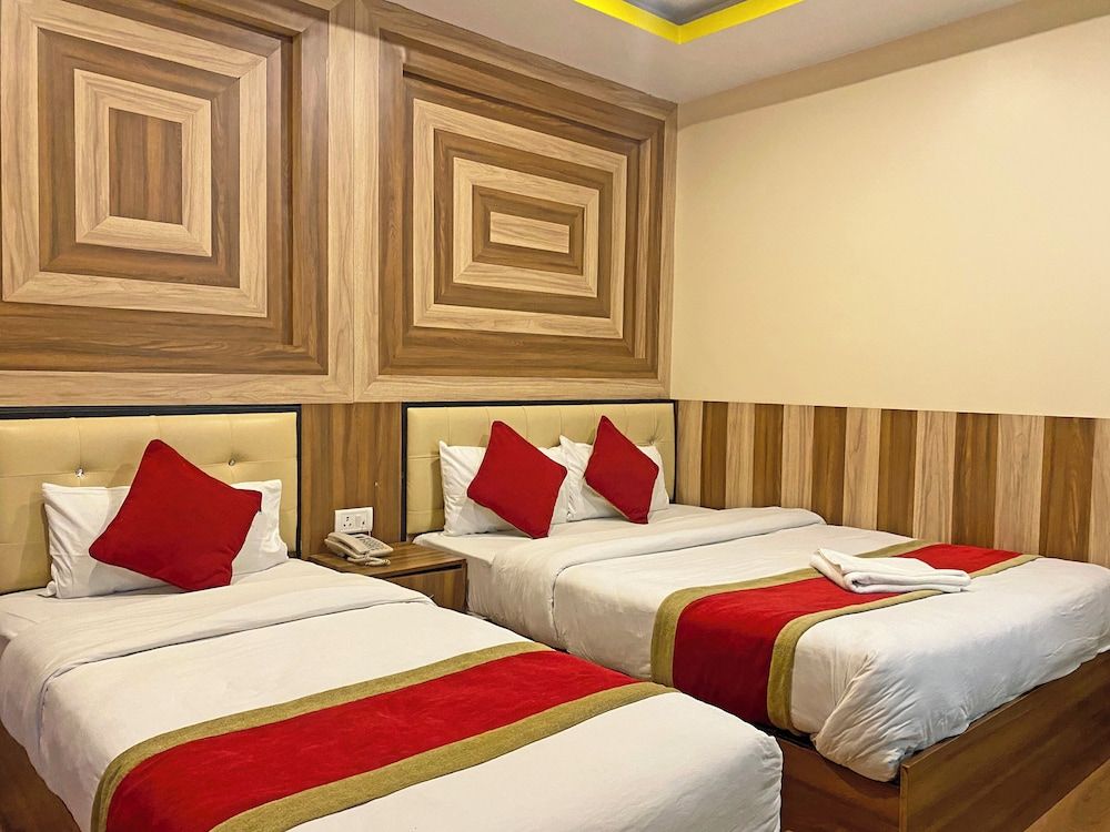 Hotel Airport Holiday Deluxe Double or Twin Room, Balcony, City View 3