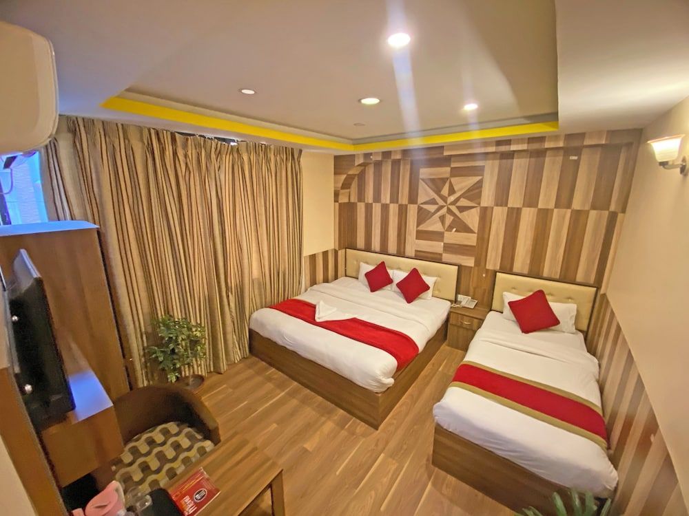 Hotel Airport Holiday Deluxe Double or Twin Room, Balcony, City View 21