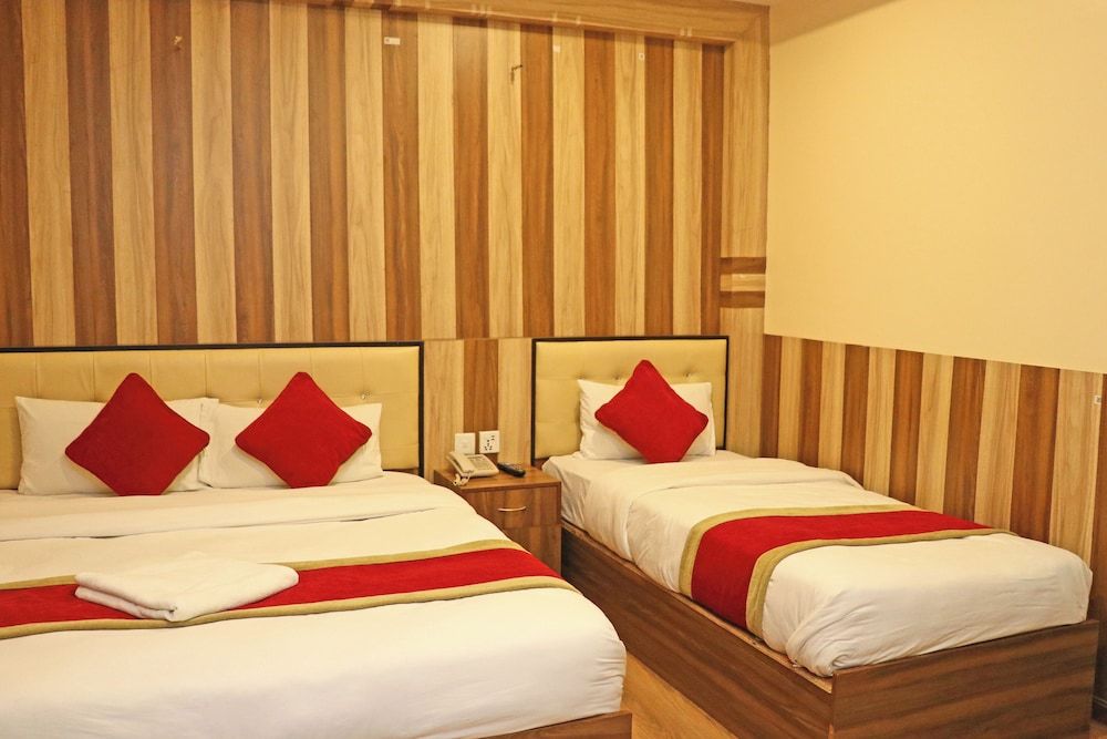 Hotel Airport Holiday Deluxe Double or Twin Room, Balcony, City View 25