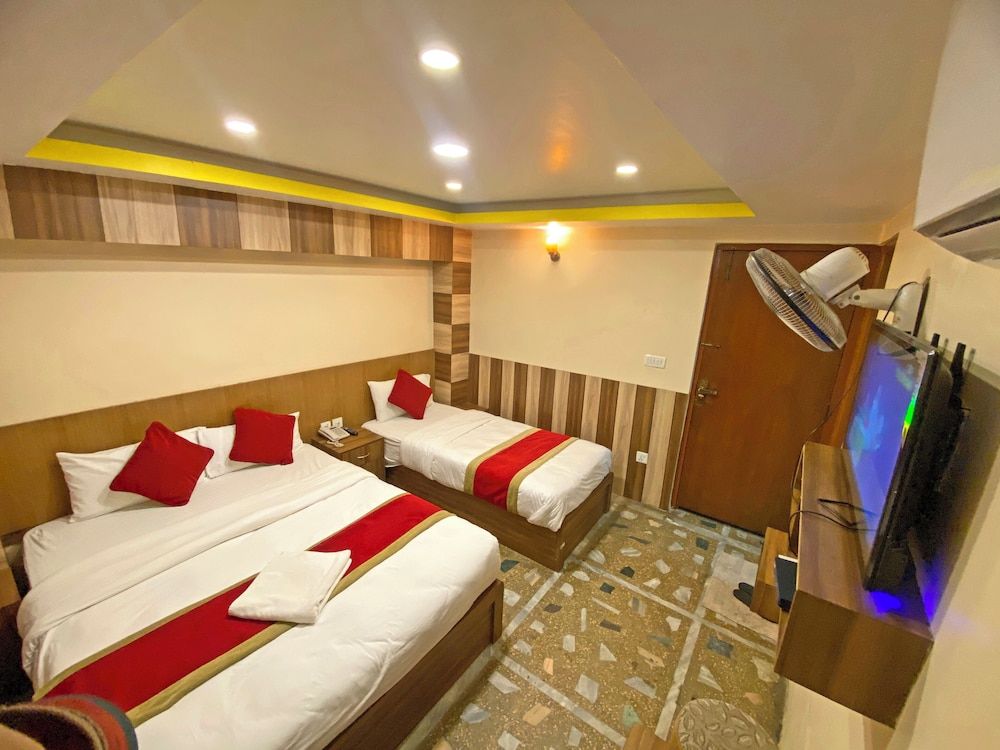 Hotel Airport Holiday Deluxe Double or Twin Room, Balcony, City View 7