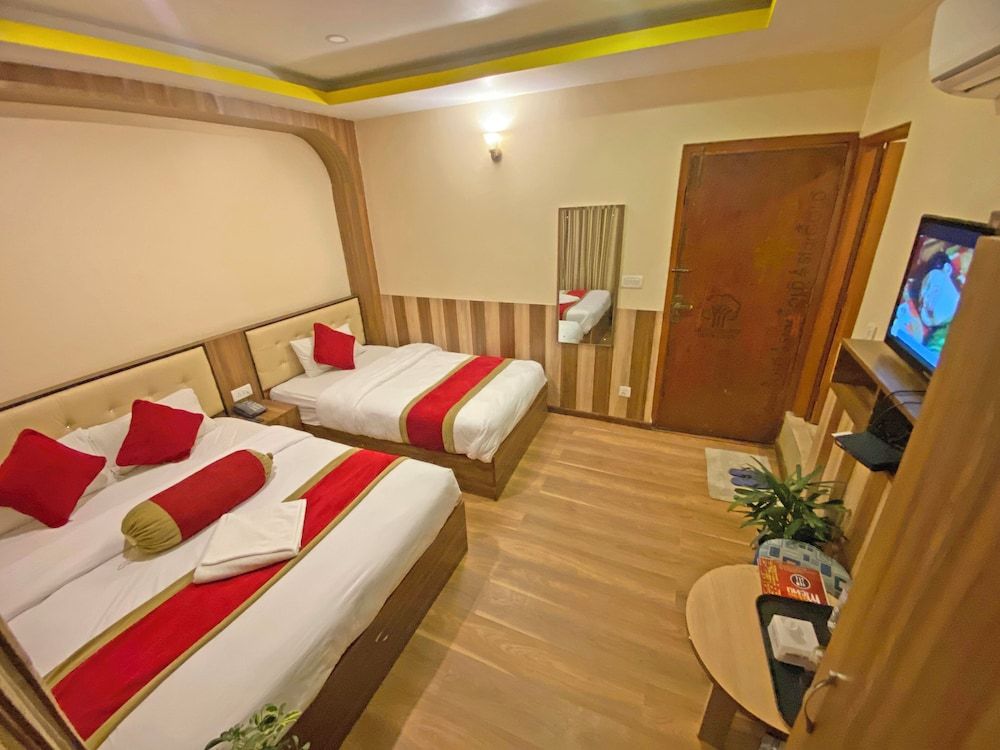 Hotel Airport Holiday Deluxe Double or Twin Room, Balcony, City View 12