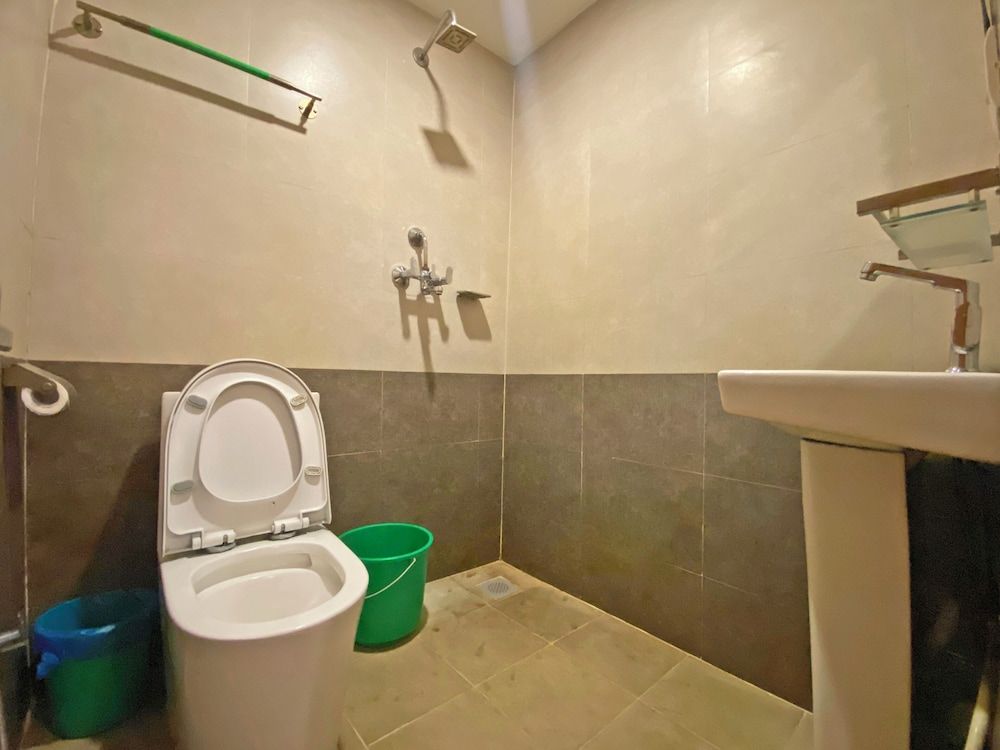 Hotel Airport Holiday Deluxe Double or Twin Room, Balcony, City View 32