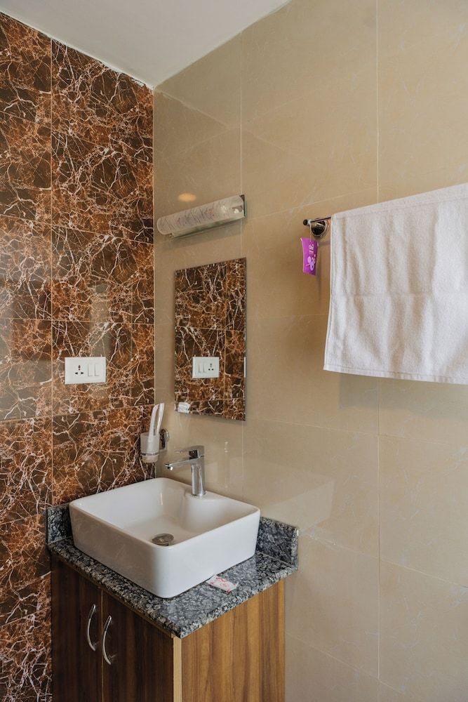 Hotel Royal Airport Deluxe Double or Twin Room, Mountain View 6