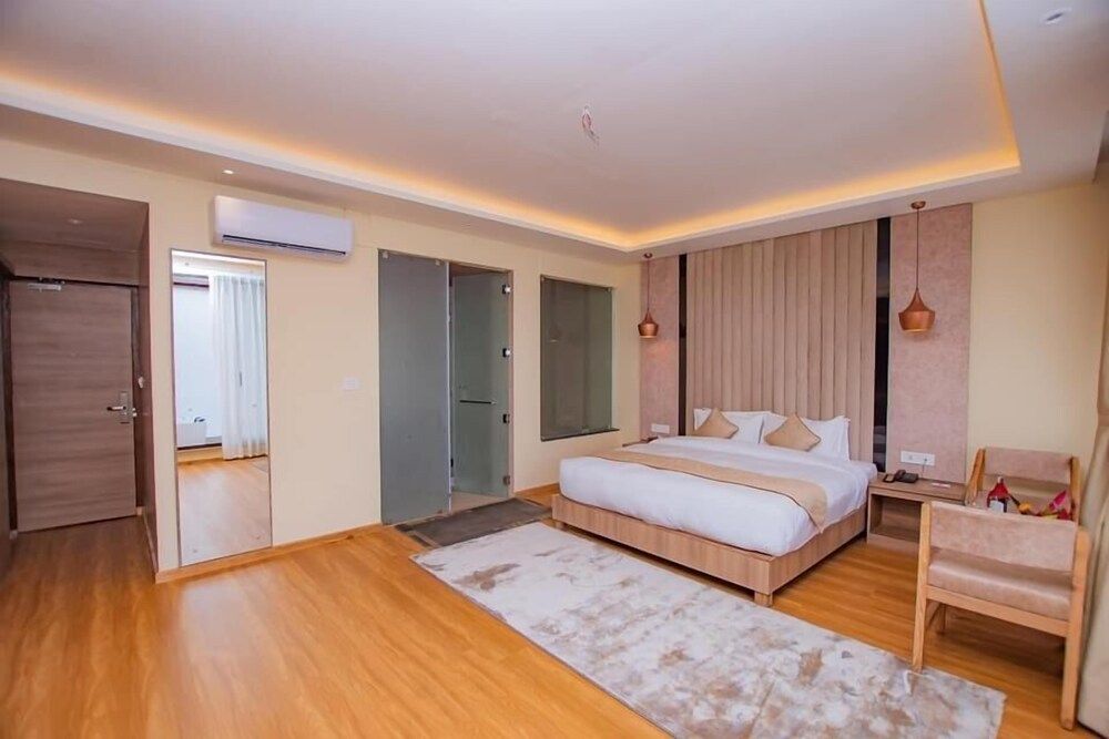 Temple Himalaya Hotel & Spa Deluxe Double or Twin Room, Balcony, Lake View 8