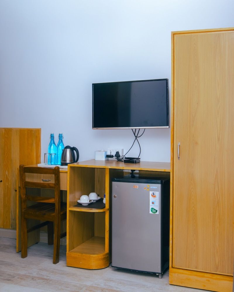 Roamers Inn - Hostel Standard Double Room 8