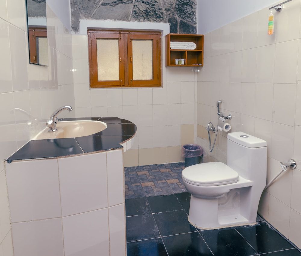 Roamers Inn - Hostel Standard Double Room 6